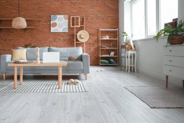 Oturma odasının şık ve rahat koltuğu var.