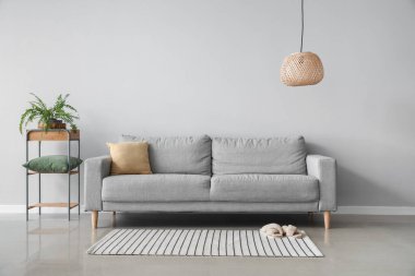 Oturma odasının modern, rahat koltuğu var.