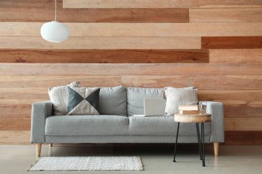 Oturma odasının şık ve rahat koltuğu var.