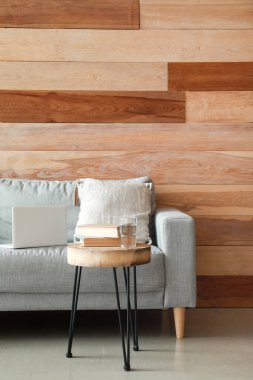 Oturma odasının şık ve rahat koltuğu var.