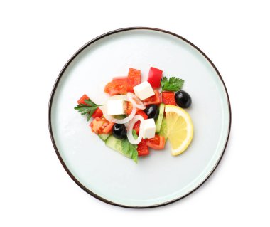 Beyaz arka planda lezzetli Yunan salatası tabağı