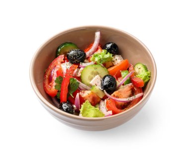 Beyaz arka planda bir kase lezzetli Yunan salatası