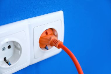Renk duvarında fiş olan elektrik soketi