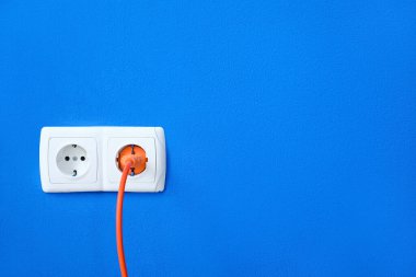 Renk duvarında fiş olan elektrik soketi