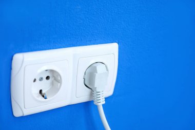 Renk duvarında fiş olan elektrik soketi