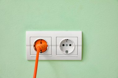 Renk duvarında fiş olan elektrik soketi