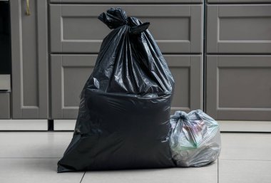 Evde farklı çöp torbaları var.
