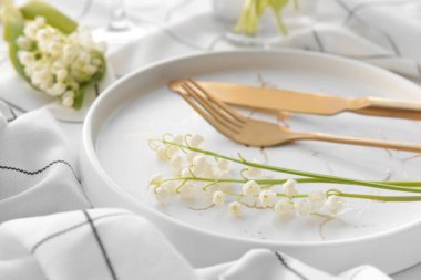 Açık arkaplanda çiçekleri olan güzel bir masa.