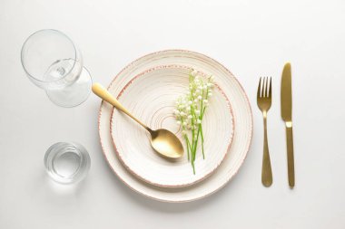 Açık arkaplanda çiçekleri olan güzel bir masa.