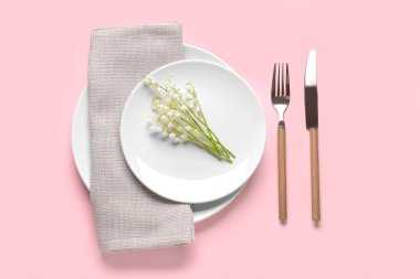 Vadideki zambakların renk arkaplanında olduğu güzel bir masa.