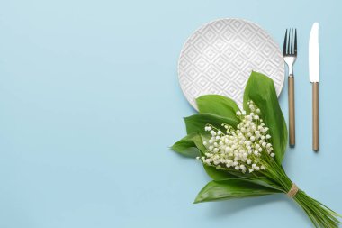 Vadideki zambakların renk arkaplanında olduğu güzel bir masa.