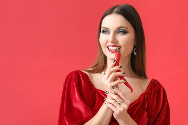 Jonge Vrouw Met Mooie Manicure Chili Peper Kleur Achtergrond — Stockfoto