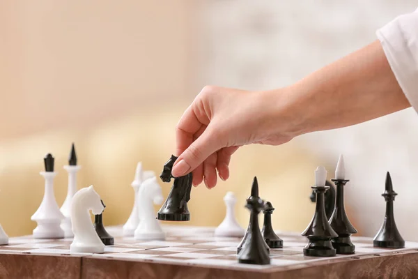 Молодая Женщина Играет Шахматы Дома — стоковое фото