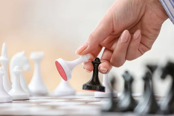 Молодая Женщина Играет Шахматы Дома Крупным Планом — стоковое фото