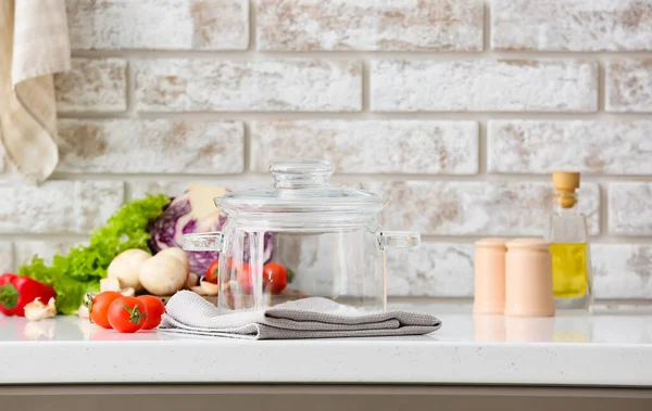 Stilvoller Kochtopf Und Frisches Gemüse Auf Dem Tisch Der Küche — Stockfoto