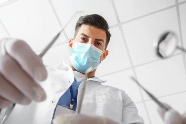 Чоловічий Стоматолог Працює Клієнтом Крупним Планом — стокове фото