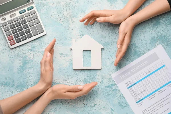 Manos Femeninas Figura Casa Sobre Fondo Color Concepto Seguro Inmobiliario — Foto de Stock