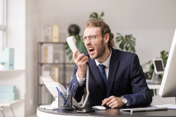 Joven Enojado Hablando Por Teléfono Oficina — Foto de Stock