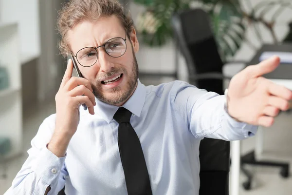 Verärgerter Junger Mann Telefoniert Büro — Stockfoto