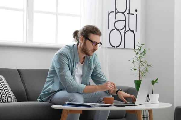 Jovem Bonito Usando Laptop Casa — Fotografia de Stock