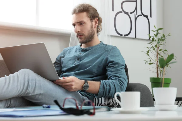 Bello Giovane Uomo Che Utilizza Computer Portatile Casa — Foto Stock