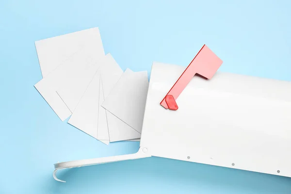 Mail Box Med Bokstäver Färg Bakgrund — Stockfoto