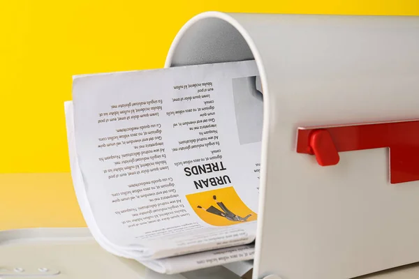 Mail Box Med Tidningar Färg Bakgrund Närbild — Stockfoto