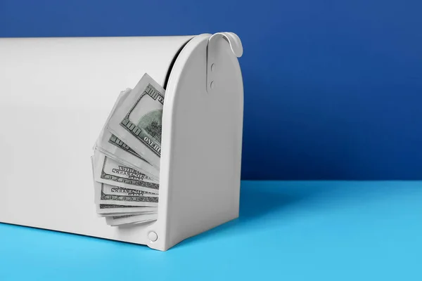 Renk Arkaplanı Üzerinde Para Olan Posta Kutusu — Stok fotoğraf