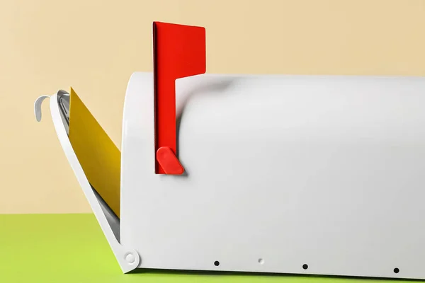 Mail Box Med Bokstav Färg Bakgrund — Stockfoto