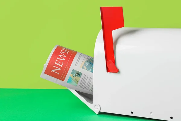 Mail Box Med Tidningen Färg Bakgrund — Stockfoto