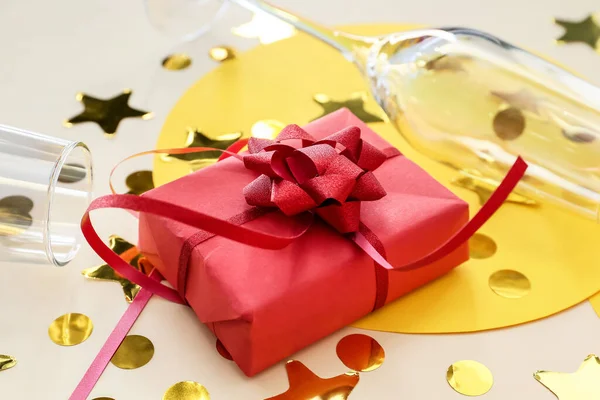 Confezione Regalo Con Bicchieri Confetti Sfondo Colori Primo Piano — Foto Stock