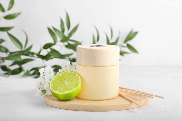 Schilf Diffusor Mit Limette Und Blumen Auf Hellem Hintergrund — Stockfoto