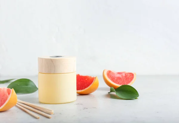 Schilfdiffusor Mit Grapefruit Auf Weißem Hintergrund — Stockfoto