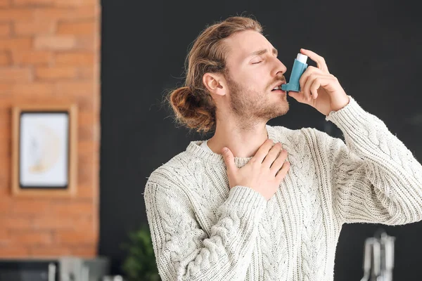 Junger Mann Mit Inhalator Hat Asthmaanfall Hause — Stockfoto