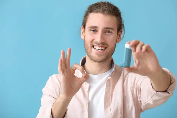 Joven Con Inhalador Mostrando Sobre Fondo Color — Foto de Stock