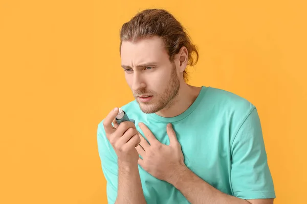 Young Man Inhaler Having Asthma Attack Color Background — Stock Photo, Image