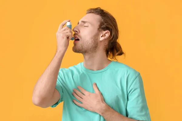 Young Man Inhaler Having Asthma Attack Color Background — Stock Photo, Image