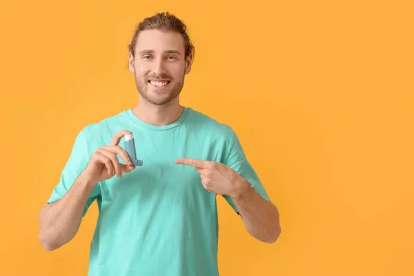 Young Man Pointing Inhaler Color Background — Stock Photo, Image