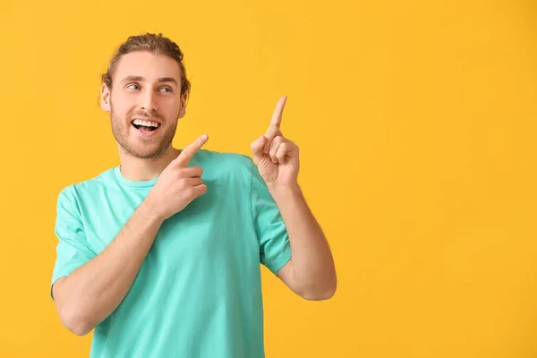 Handsome Man Pointing Something Color Background — Stock Photo, Image