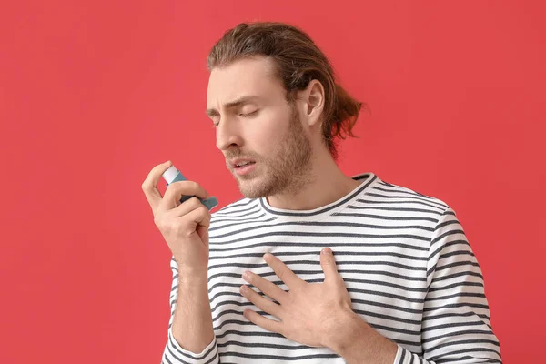 Young Man Inhaler Having Asthma Attack Color Background — Stock Photo, Image