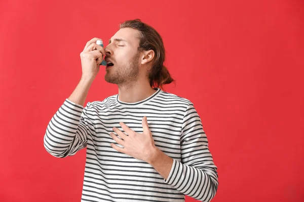 Young Man Inhaler Having Asthma Attack Color Background — Stock Photo, Image