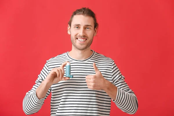 Jovem Com Inalador Mostrando Polegar Para Cima Fundo Cor — Fotografia de Stock