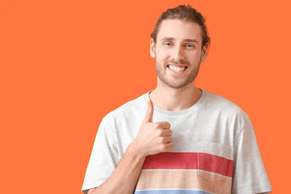 Joven Sonriente Mostrando Pulgar Hacia Arriba Fondo Color —  Fotos de Stock