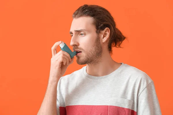 Young Man Inhaler Having Asthma Attack Color Background — Stock Photo, Image