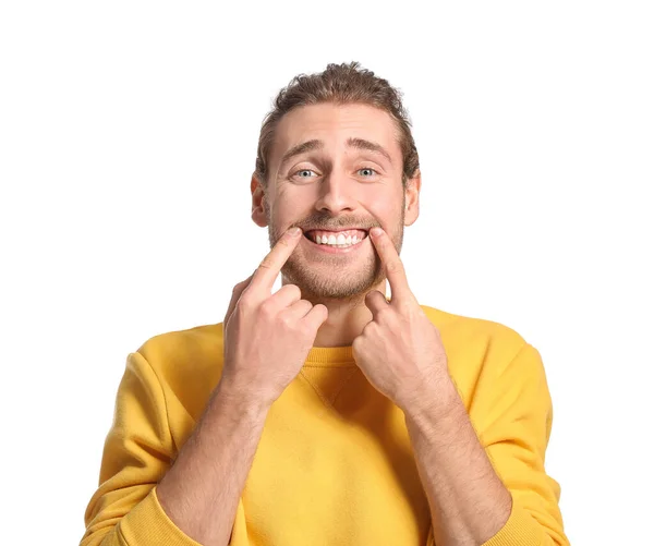 Sonriente Joven Sobre Fondo Blanco — Foto de Stock