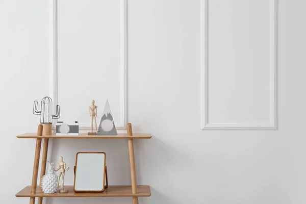 Moderne Plank Met Spiegel Decor Buurt Van Lichte Muur — Stockfoto