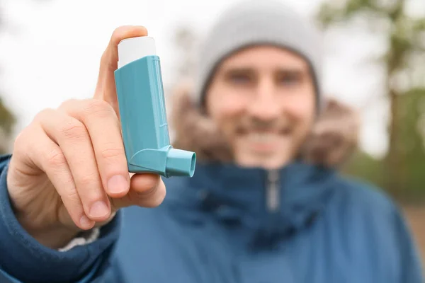 Joven Con Inhalador Aire Libre Primer Plano — Foto de Stock