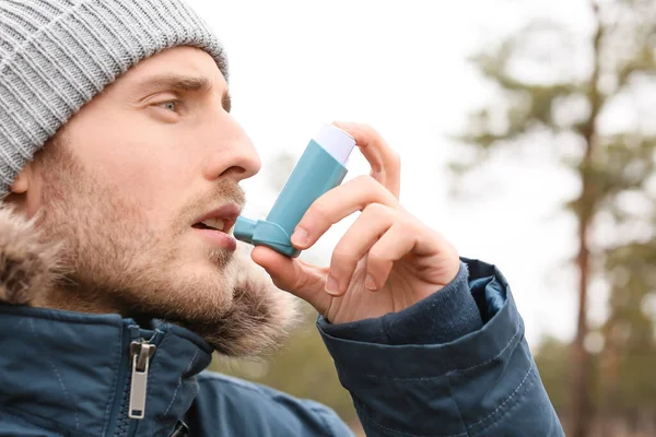 Junger Mann Mit Inhalator Hat Asthmaanfall Freien — Stockfoto