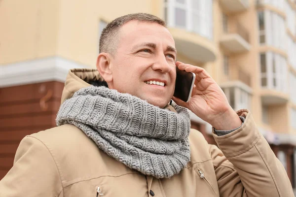 Smiling Senior Man Talking Mobile Phone Outdoors — Stock Photo, Image