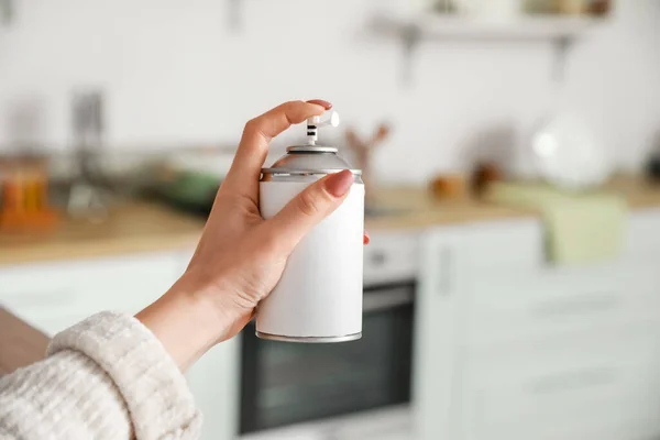 Jonge Vrouw Met Luchtverfrisser Thuis — Stockfoto